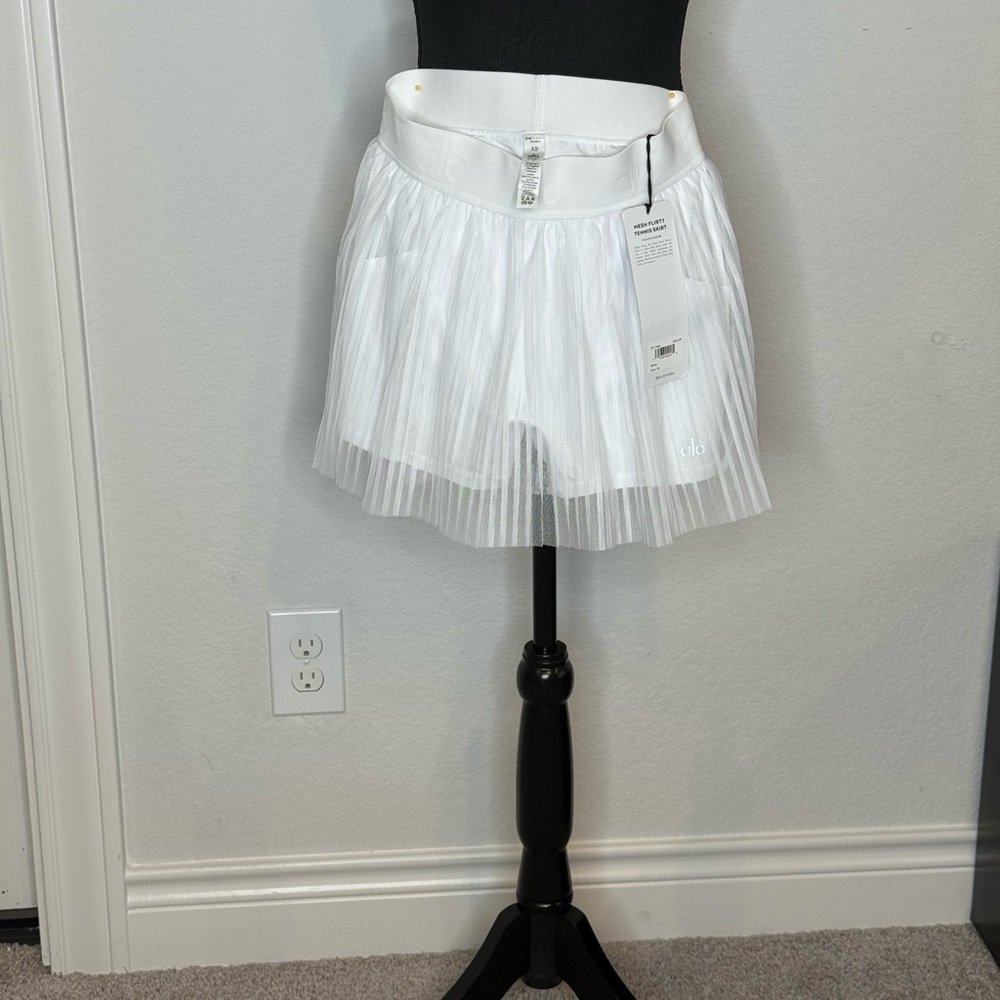 ALO Yoga White Pleated Skort tennis shirt